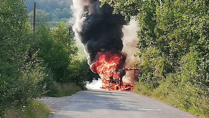 Za nehodu u Rokycan, při níž uhořel motorkář, dostal řidič kamionu po pěti letech podmínku